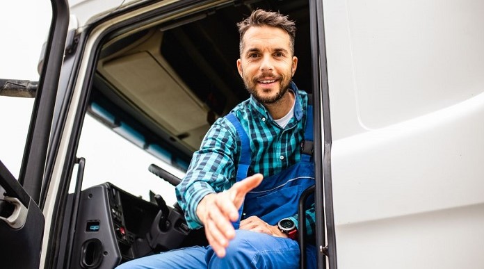 Motorista da Procoleta pronto para auxiliar clientes com necessidades de transporte.